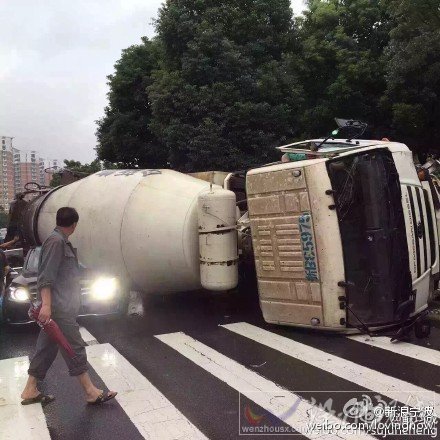 水泥攪拌車側翻在路面