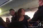 女乘客空中發瘋 美國女乘客在飛機上發瘋