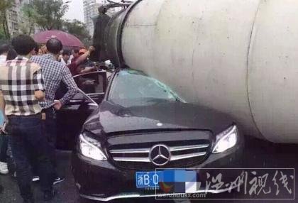 寧波水泥車避讓側翻