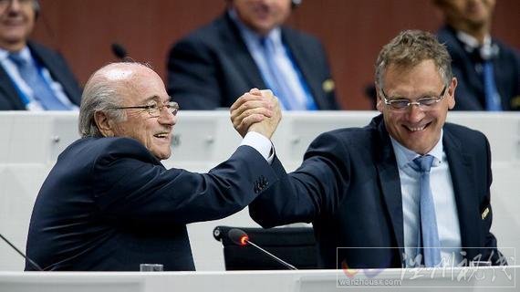 足聯瓦爾克被解職(左)