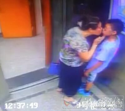 老太強吻小學生圖片