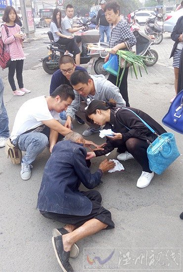 老人倒地市民拍照后攙扶