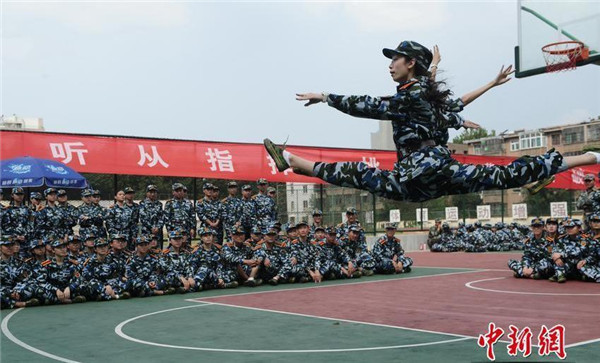 舞蹈系軍訓一字馬照片