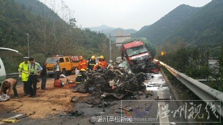 溫州轎車被壓扁