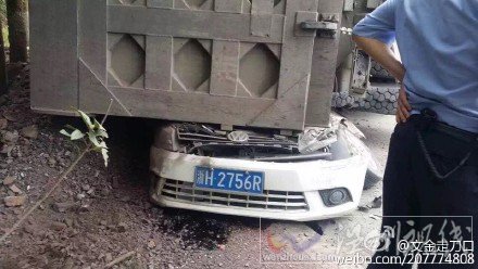 整輛轎車被壓扁