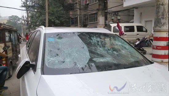 鄭州土豪女子砸自家豪車