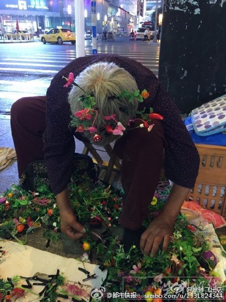 老太街頭賣發卡