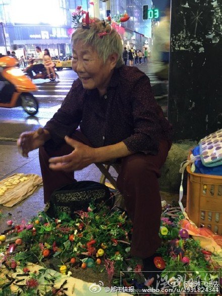 八旬老人街頭賣發卡