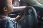 四五男孩開車穿行鬧市 父親在旁邊指揮太不負責
