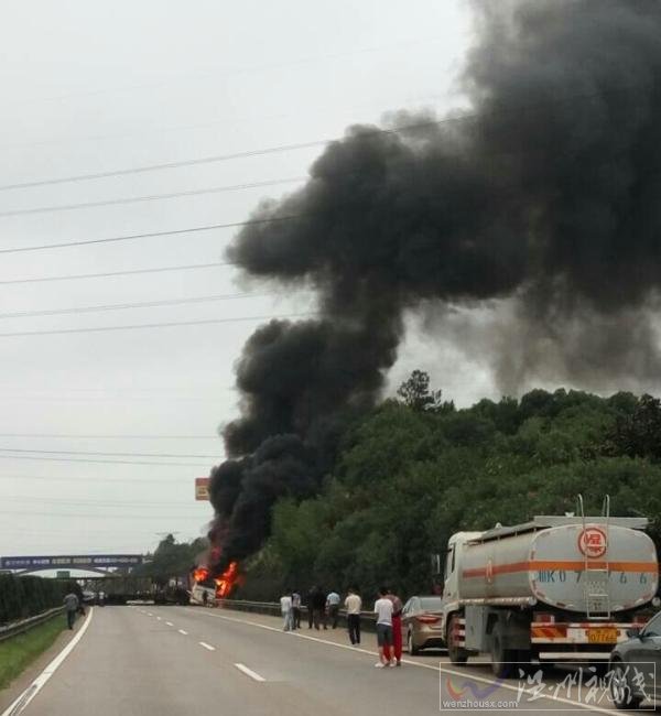 大客車高速發(fā)生車禍現(xiàn)場照片
