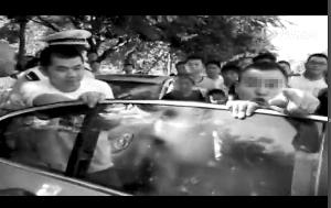 少年騎車碰撞寶馬遭司機暴打