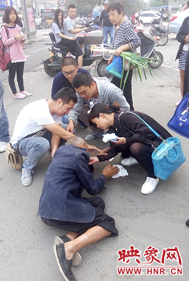 鄭州街頭老人倒地路人拍照后扶起