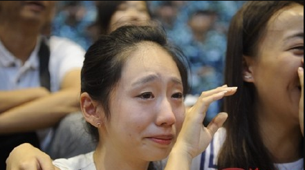 李彤彤看男友閱兵流淚