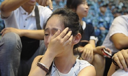 李彤彤看男友閱兵流淚