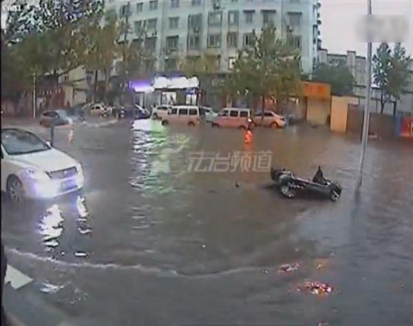 騎車跌倒無(wú)人扶