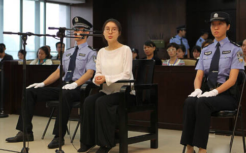 郭美美當庭不認罪被判5年