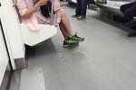 重慶女子坐地鐵嗑瓜子 亂扔瓜子殼不文明行為遭曝光