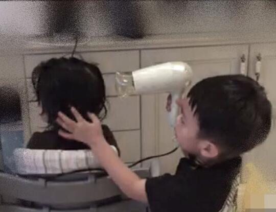 等等為小花吹頭發