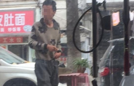 男子將狗糧吃光