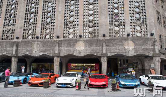 上海街頭現(xiàn)豪車(chē)