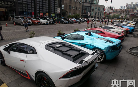 上海街頭現(xiàn)豪車(chē)