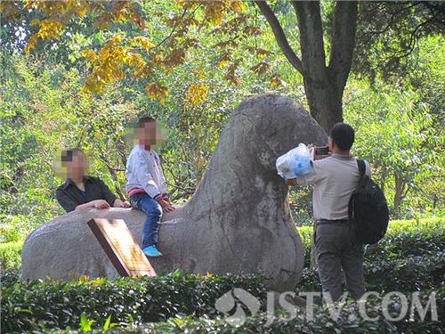 騎在文物上自拍景區不文明現象普遍