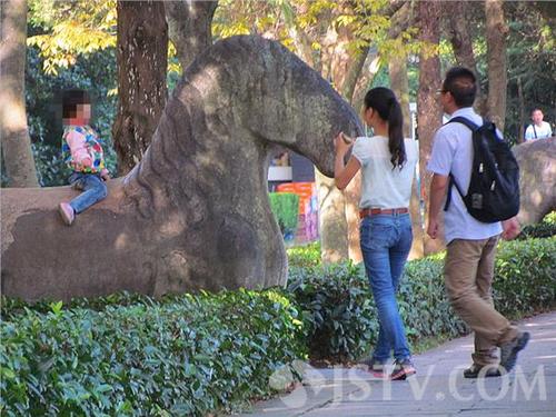 騎在文物上自拍景區(qū)不文明現(xiàn)象普遍