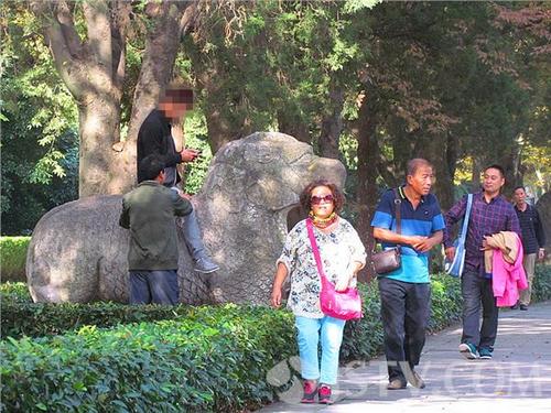 騎在文物上自拍景區不文明現象普遍