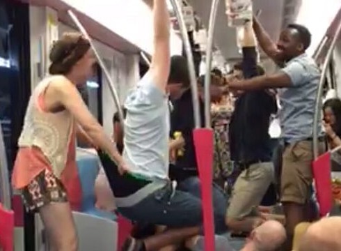外籍乘客地鐵打鬧