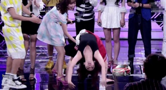 柳巖節目中下腰