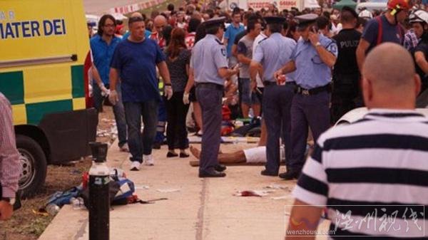 富豪駕車撞向人群