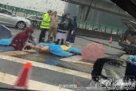 救援人員將傷者抬下車