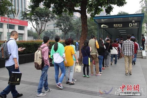 千人排隊百米乘地鐵
