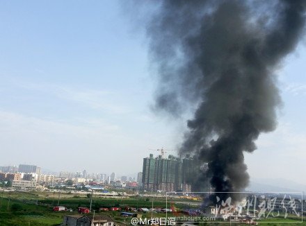 龍港危化品倉庫著火