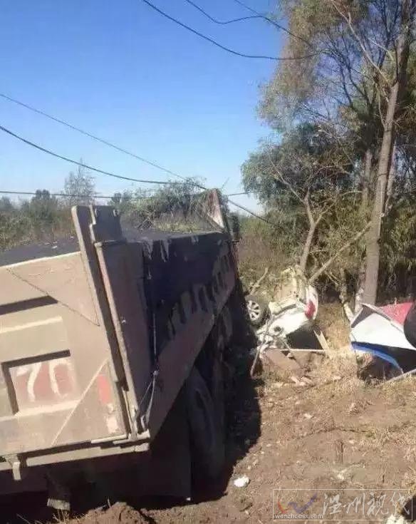 警車被貨車撞到路邊