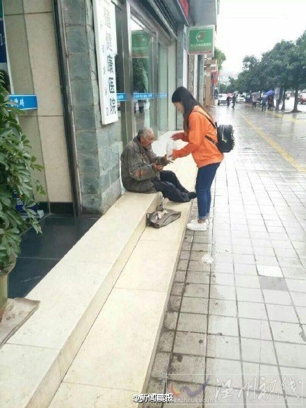 最美女孩跪在臺階上