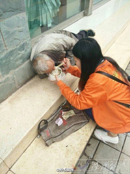 喂米線女孩遭質疑