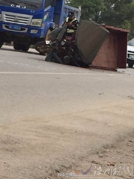 老人開著三輪車被貨車撞到