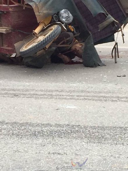 貨車避讓沖出路面