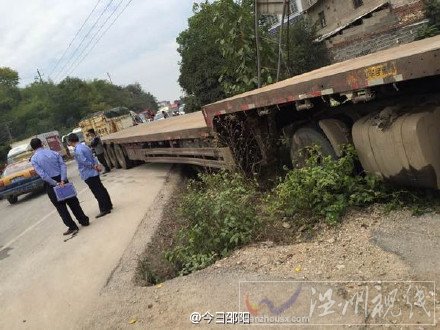 昭陽貨車刮到三輪車