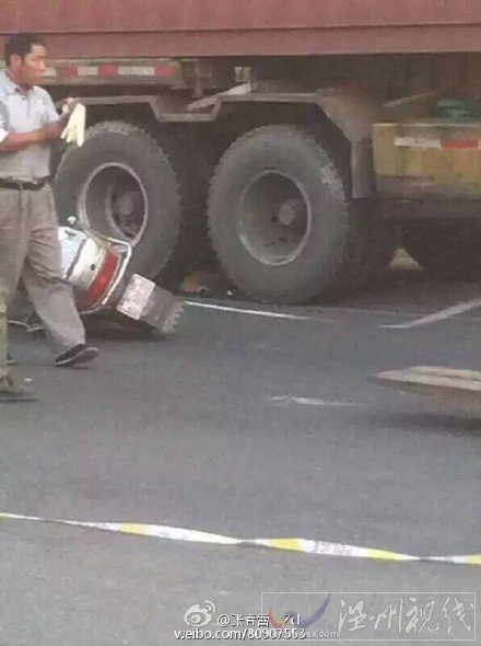 救援人員將兩人從車下抬出