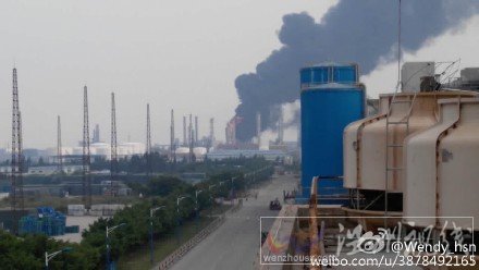 從遠處看工廠上空的黑煙