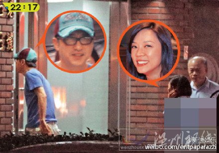 人多的時(shí)候兩人故意保持距離