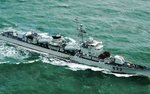 蘭州號導彈艦對闖南沙美艦予以警告