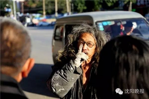 沈陽拾荒老人義務搞衛生:每天堅持擦垃圾桶