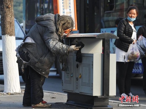 沈陽拾荒老人義務搞衛生