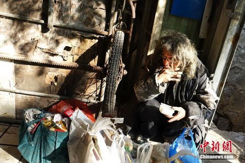 沈陽拾荒老人義務搞衛生:每天堅持擦垃圾桶