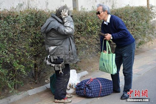 沈陽拾荒老人義務搞衛生:每天堅持擦垃圾桶
