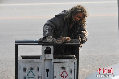 沈陽拾荒老人義務搞衛生:每天堅持擦垃圾桶