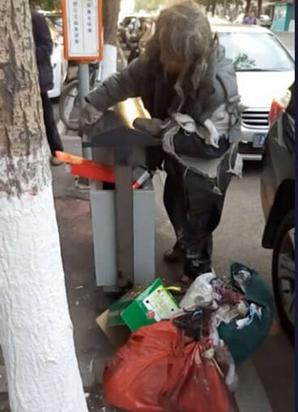沈陽拾荒老人義務搞衛生:每天堅持擦垃圾桶